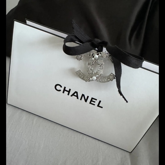 Limited edition w/gift holiday gift bag from Chanel beauty. - Picture 3 of 3